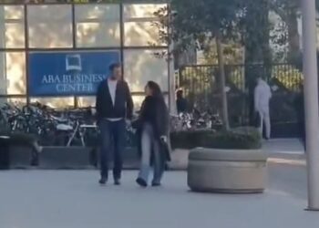 VIDEO / Dorë për dore, Princ Leka dhe fotografja dalin për herë të parë në publik