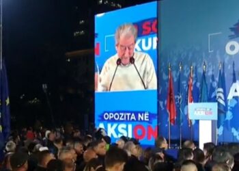 LIVE / Berisha me podium në shtëpi, mesazh për protestën: Menduan se s’do mbaja fjalim, por…