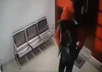 VIDEO / Autori me pistoletë përleshet me një person, dalin pamjet e grabitjes në Kombinat