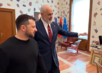 VIDEO / Rama pret Zelenskyn në zyrë, dhurata e veçantë për presidentin ukrainas