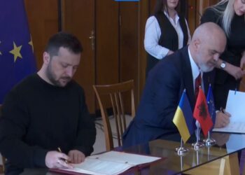 VIDEO / Rama dhe Zelensky firmosin “traktatin e miqësisë”. Presidenti ukrainas dekoron Kryeministrin e Shqipërisë