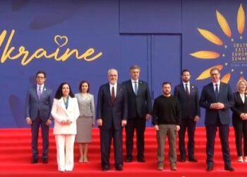 VIDEO / Zelensky dhe liderët e Europës Juglindore pozojnë për foton familjare në Tiranë