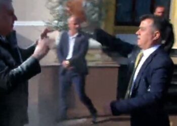 Noka sulmon me miell gardistët dhe sekretarin e Kuvendit, gazetarët e ‘gozhdojnë’: Nuk të kanë përjashtuar këta… (VIDEO)