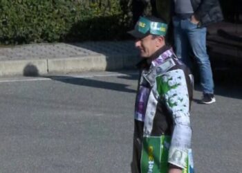 I mbuluar me para / Dash Sula shkon i maskuar në Kuvend, ironizon ligjin për bastet online