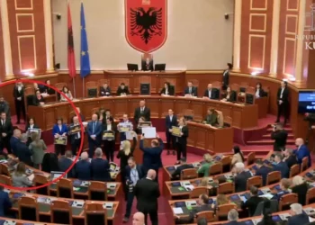 I hoqën kartën e mikrofonit deputetit të Bashës, PS kërkon masë disiplinore për Hotin e Vokshin