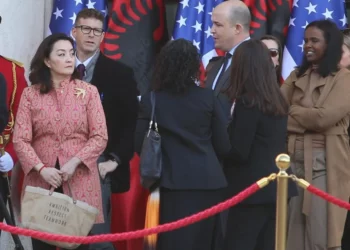 FOTOT/ Yuri Kim rikthehet në Tiranë me të njëjtën spilë si në fjalimin e lamtumirës