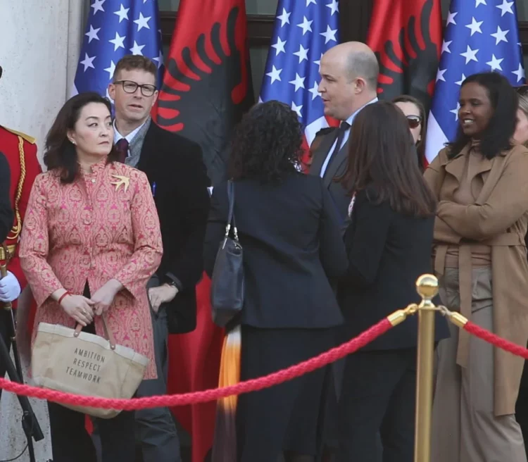 FOTOT/ Yuri Kim rikthehet në Tiranë me të njëjtën spilë si në fjalimin e lamtumirës