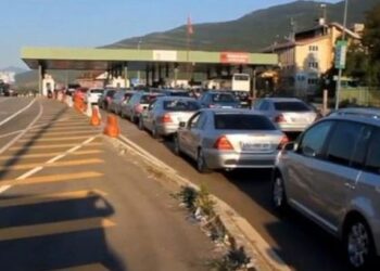 Qytetarët e Kosovës zgjedhin të festojnë Pavarësinë në Shqipëri, fluks në Morinë