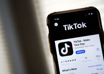 TikTok me lejen e prindërve! Aktivistja: Nisma e kryeministrit të Francës, të përqafohet edhe nga vendet e tjera
