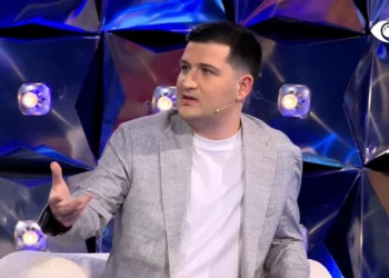 Një histori dashurie e pambyllur nga jashtë, Arbri: I ke treguar Bardhit për boksierin? Sara: Nuk e prisja nga ty