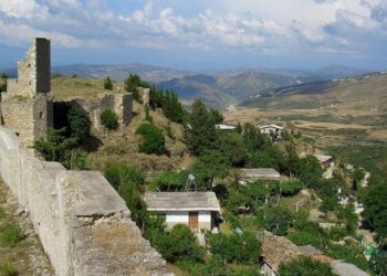 Shpopullohet fshati Kaninë, të huajt të interesuar për të blerë shtëpitë e braktisura