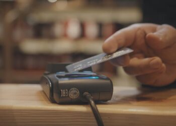 Me një vlerë 136.5 miliardë lekë, turistët i dhanë një tjetër hov pagesave me kartë gjatë vitit 2023