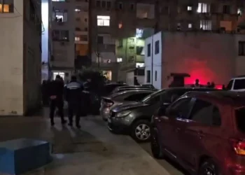 Paralajmërim për familjarët? Dy javë më parë vrau fqinjin për një vend parkimi, sot Ilir Koçiljas iu vu tritol në banesë