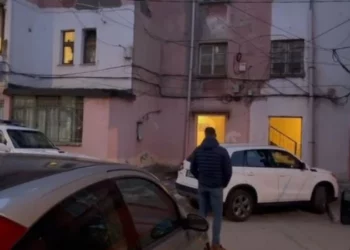 Detaje të reja nga rasti në Korçë, djali i të moshuarës i kërkoi motrës ta shtronin mamanë në spital, ajo s’pranoi…!