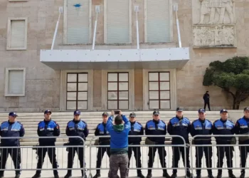 Nesër protesta e ‘Rithemelimit’, policia publikon masat, dyert e Kryeministrisë vishen me hekur
