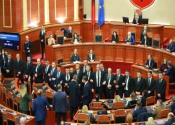 Kaosi në Kuvend/ Përjashtohen 4 deputetët e Berishës, me 10 ditë Bardhi dhe 20 ditë Noka, Dogjani e Nallbati