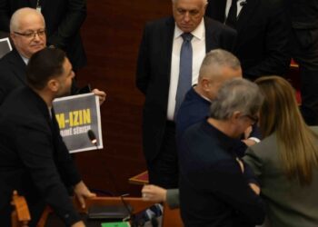 “Etika” përjashton nga Kuvendi Albana Vokshin dhe Elda Hotin: I hoqën deputetit të Bashës të drejtën e fjalës