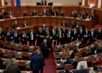 Disa deputetë të Berishës ‘çajnë’ kordonin e futen në Kuvend, gjuajnë me sende drejt Ramës e Nikollës, ndërhyn Garda