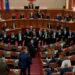 Disa deputetë të Berishës ‘çajnë’ kordonin e futen në Kuvend, gjuajnë me sende drejt Ramës e Nikollës, ndërhyn Garda