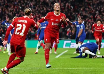 Wembley ngjyroset i kuq, Liverpool mposht në një finale spektakolare Chelsean