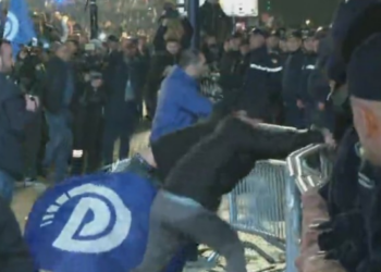 FOTO/ Militantët e Berishës rrëzojnë kordonin para kryeministrisë, hedhin sende drejt policëve
