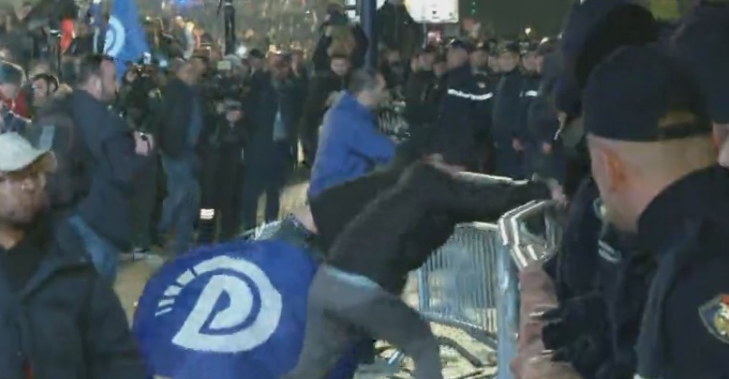 FOTO/ Militantët e Berishës rrëzojnë kordonin para kryeministrisë, hedhin sende drejt policëve