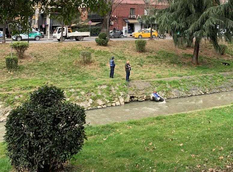 FOTOT/ Gjendet një motor i braktisur në lumin Lana, çfarë dyshohet