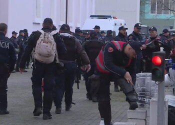 VIDEO / Militantët e Berishës nisin protestën, FNSH stacionohet pas kordonit te Kryeministria
