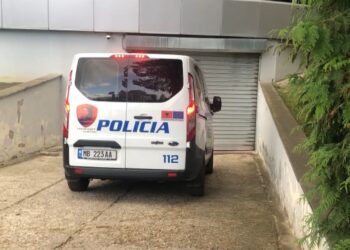 U hapte të tjerëve profile false me shprehje denigruese, arrestohet 22-vjeçari: Kërkonte deri në 1 mijë Euro që…
