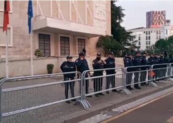 Protesta e Foltores: Efektivët e policisë vendosen përpara Kryeministrisë