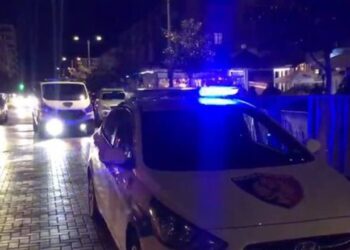 Tronditet Korça, autori qëllon për vdekje një person pranë një hoteli, më pas vret veten