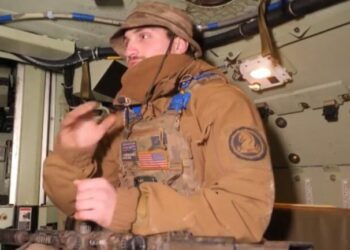 E pazakontë/ Ushtari ukrainas tregon se lufton kundër babait që drejton tankun rus