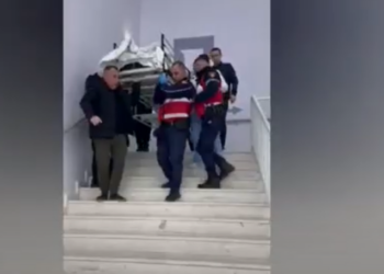 Zbardhen pamjet! Me barrelë në krahë, policët përpiqen të evakuojnë pacientët e QSUT-së përmes shkallëve