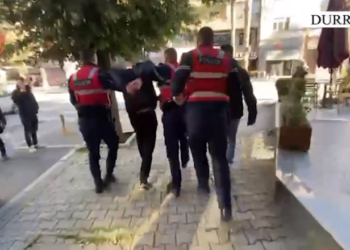 VIDEO/ Me thikën e krimit në xhep, momenti kur arrestohet autori që vrau 40-vjeçarin pas sherrit për parkimin