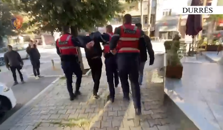 VIDEO/ Me thikën e krimit në xhep, momenti kur arrestohet autori që vrau 40-vjeçarin pas sherrit për parkimin