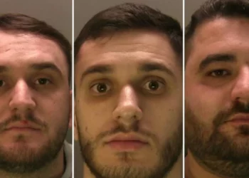 EMRAT+VIDEO/ Drejtonin grupin që shiste kokainë në Angli, polici vë në pranga 3 shqiptarët! Si ndaheshin “porositë”, komunikimet me mesazhe i nxorën zbuluar