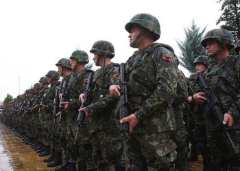 Ndryshon ligji për moshën e ushtarakëve aktivë, çfarë ndodh me efektivët nga grada ushtar i parë deri te nënkoloneli