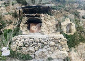 FOTO/ Jetonin në një “varr” për të qenë më pranë Zotit, largohen me forcë familjet