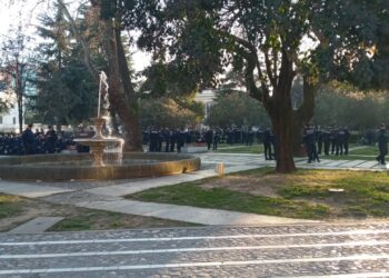 Protesta e opozitës/ 400 efektivë të Policisë ‘rrethojnë’ Parlamentin, autoboti i ujit në gatishmëri