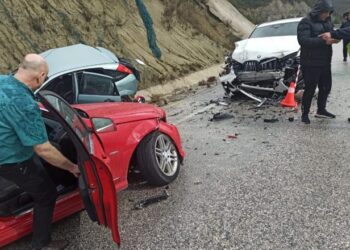 Dy makina përplasen në Memaliaj, vdes gruaja, bashkëshorti në gjendje të rëndë