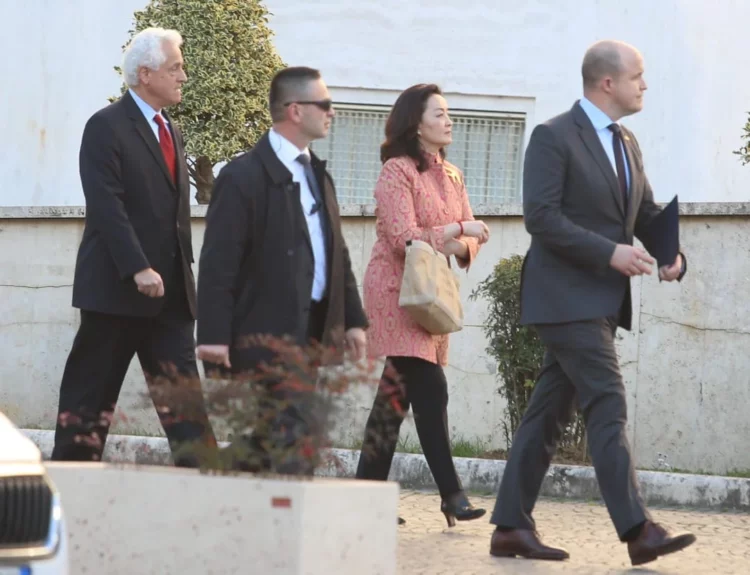 FOTOT/ Yuri Kim rikthehet në Tiranë me të njëjtën spilë si në fjalimin e lamtumirës