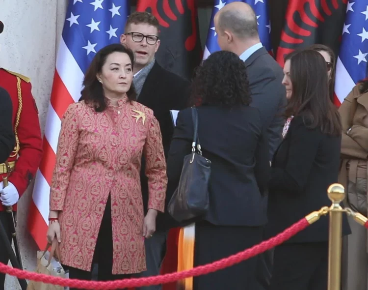 FOTOT/ Yuri Kim rikthehet në Tiranë me të njëjtën spilë si në fjalimin e lamtumirës