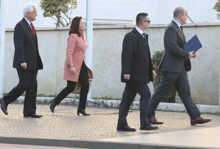 FOTOT/ Yuri Kim rikthehet në Tiranë me të njëjtën spilë si në fjalimin e lamtumirës