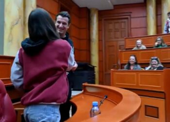 Veliaj pret ekselentët e “Ismail Qemalit”, zbulon se ku do të ndërtohen shkollat e reja në Tiranë