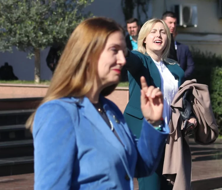 Parlamentarizmi i ri/ Deputetët flasin (për mediat) dhe debatojnë jashtë sallës së Kuvendit