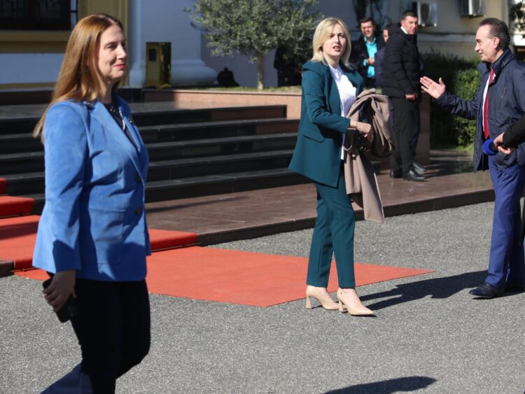 Parlamentarizmi i ri/ Deputetët flasin (për mediat) dhe debatojnë jashtë sallës së Kuvendit