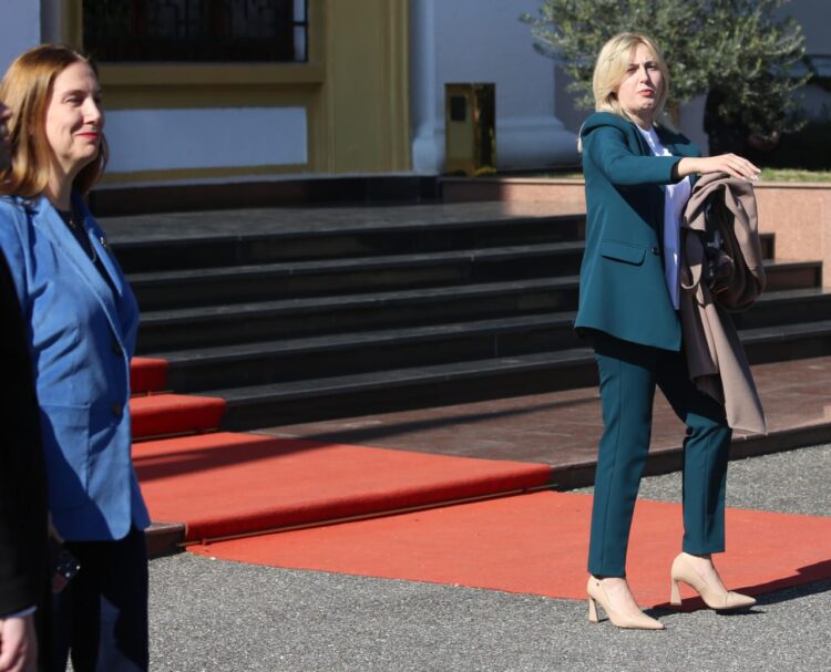 Parlamentarizmi i ri/ Deputetët flasin (për mediat) dhe debatojnë jashtë sallës së Kuvendit