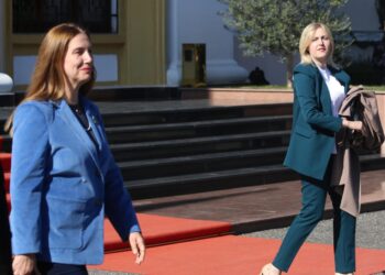 Parlamentarizmi i ri/ Deputetët flasin (për mediat) dhe debatojnë jashtë sallës së Kuvendit