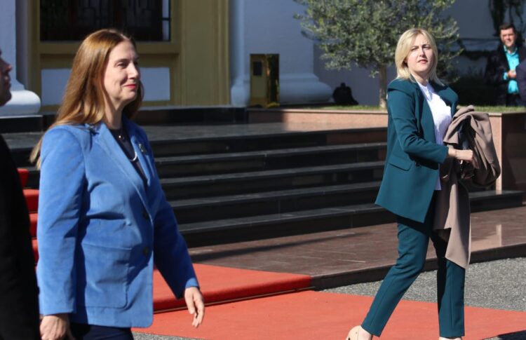 Parlamentarizmi i ri/ Deputetët flasin (për mediat) dhe debatojnë jashtë sallës së Kuvendit