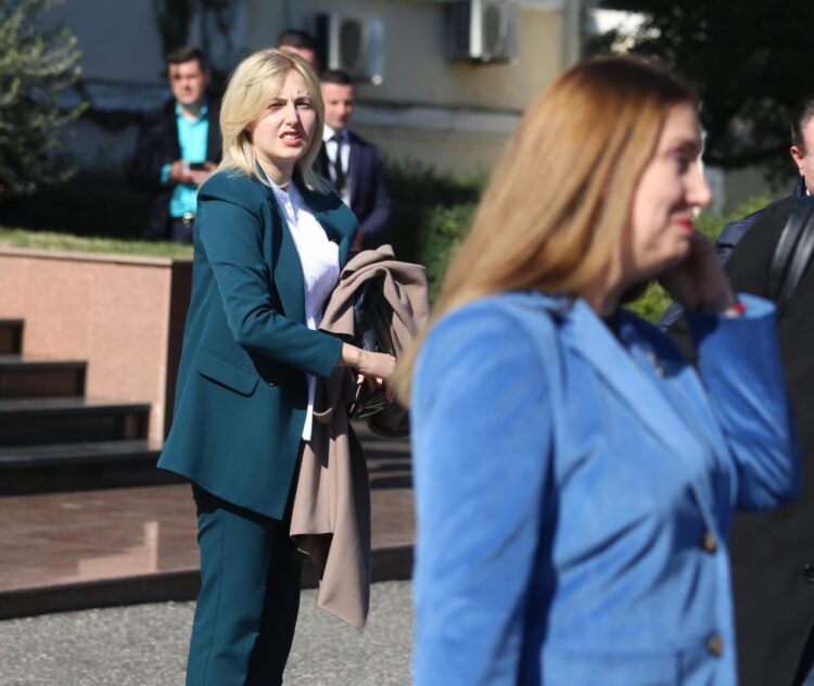 Parlamentarizmi i ri/ Deputetët flasin (për mediat) dhe debatojnë jashtë sallës së Kuvendit